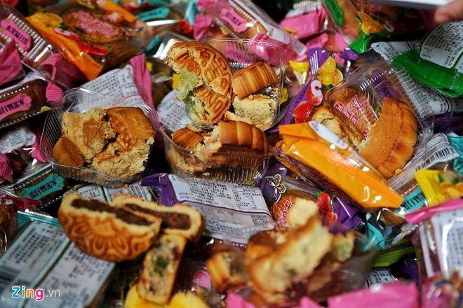 Thu giữ gần 2.000 bánh trung thu siêu rẻ nhãn mác Trung Quốc-2