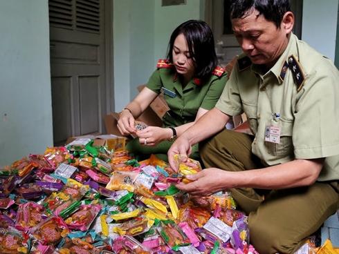 Thu giữ gần 2.000 bánh trung thu siêu rẻ nhãn mác Trung Quốc