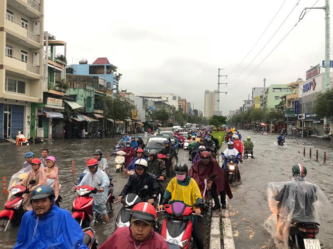 Nhiều tuyến đường Sài Gòn ngập sâu do mưa lớn chiều cuối tuần-1