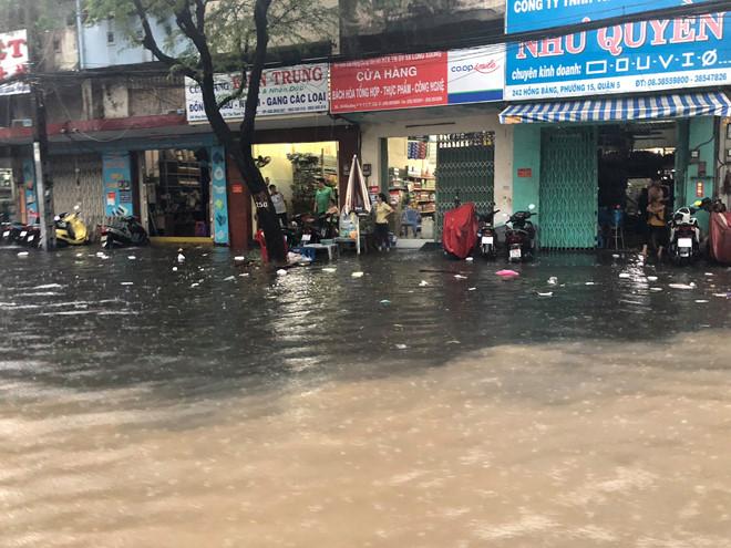 Nhiều tuyến đường Sài Gòn ngập sâu do mưa lớn chiều cuối tuần-2