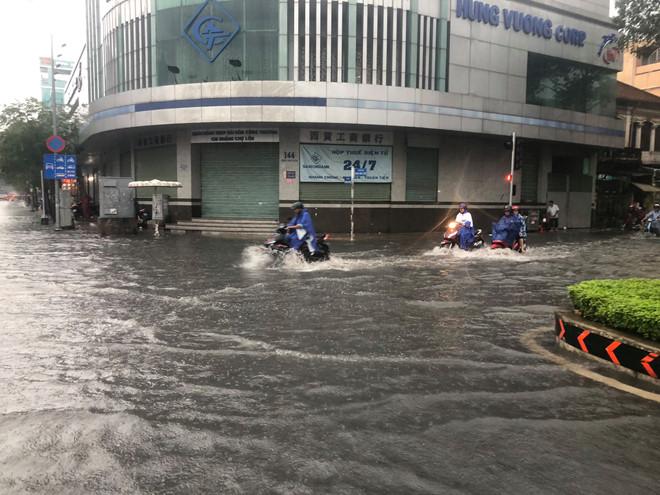 Nhiều tuyến đường Sài Gòn ngập sâu do mưa lớn chiều cuối tuần-3