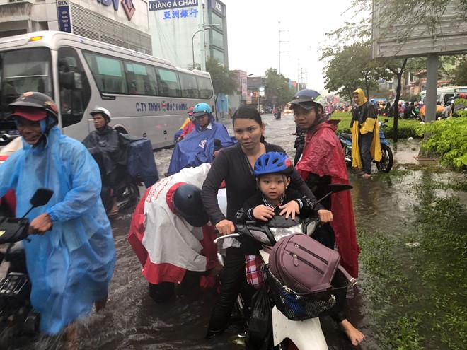 Nhiều tuyến đường Sài Gòn ngập sâu do mưa lớn chiều cuối tuần-4