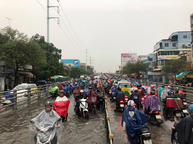 Nhiều tuyến đường Sài Gòn ngập sâu do mưa lớn chiều cuối tuần-5