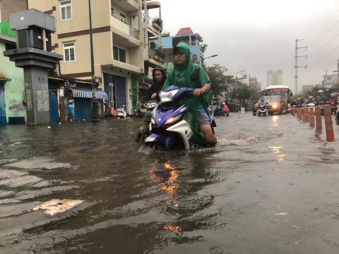 Nhiều tuyến đường Sài Gòn ngập sâu do mưa lớn chiều cuối tuần-6