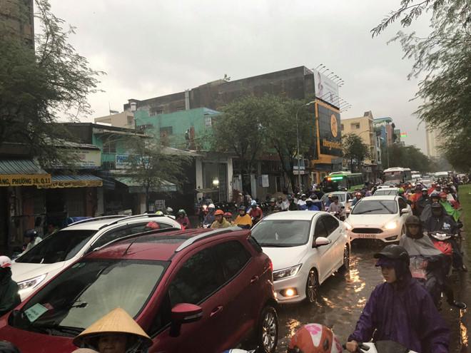 Nhiều tuyến đường Sài Gòn ngập sâu do mưa lớn chiều cuối tuần-7