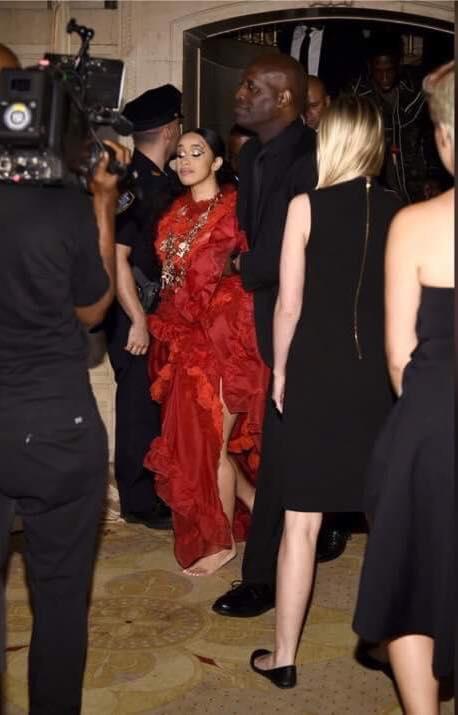 Vụ ẩu đả thế kỉ: Cardi B quăng guốc và nhận ngay cú đấm thấu trời từ Nicki Minaj-4