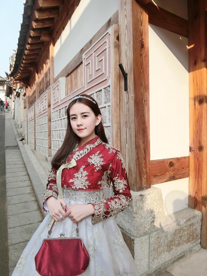 Chẳng chung cha mẹ nhưng chắc chắn Ngọc Trinh sẽ choáng khi thấy cô gái vì sao giống mình đến lạ-8