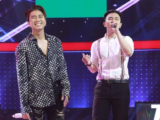 Karik chết lặng khi chứng kiến vận động viên điền kinh điển trai 'phá banh' hit 'Người lạ ơi'