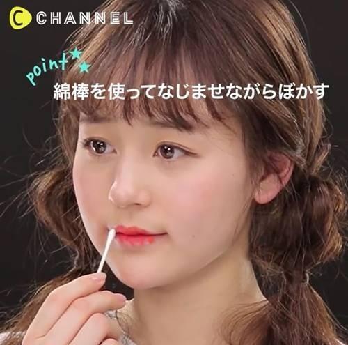 Học gái xinh Nhật Bản cách thoa son đỏ đạt chuẩn để môi mềm luôn căng mọng, hấp dẫn-7