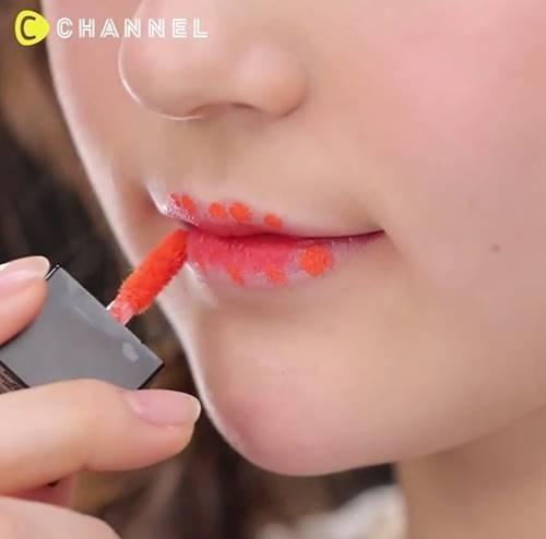 Học gái xinh Nhật Bản cách thoa son đỏ đạt chuẩn để môi mềm luôn căng mọng, hấp dẫn-6