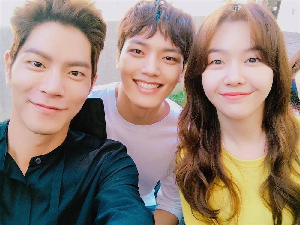 Kim Yoo Jung đăng ảnh rạng rỡ, chăm chỉ làm việc để hồi phục sức khoẻ-7