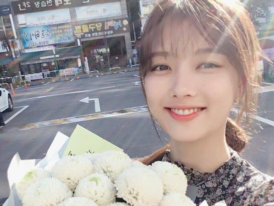 Kim Yoo Jung đăng ảnh rạng rỡ, chăm chỉ làm việc để hồi phục sức khoẻ