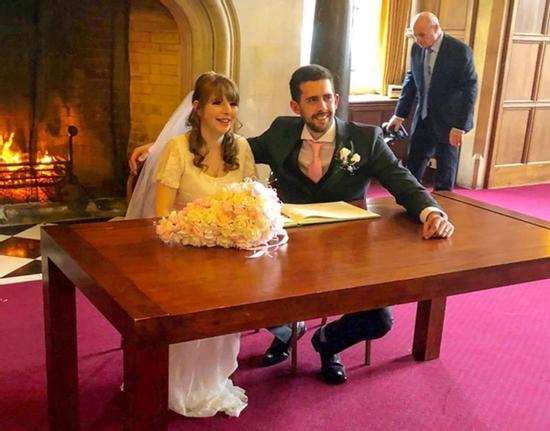 Dành cả đêm tân hôn trong bệnh viện, cặp đôi quyết cưới 'tập 2'