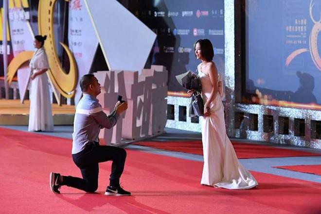 Hoa đán Trung Quốc hoảng sợ vì bị fan cuồng cầu hôn trên thảm đỏ-1