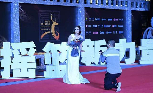 Hoa đán Trung Quốc hoảng sợ vì bị fan cuồng cầu hôn trên thảm đỏ-2