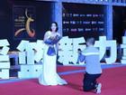 Hoa đán Trung Quốc hoảng sợ vì bị fan cuồng cầu hôn trên thảm đỏ
