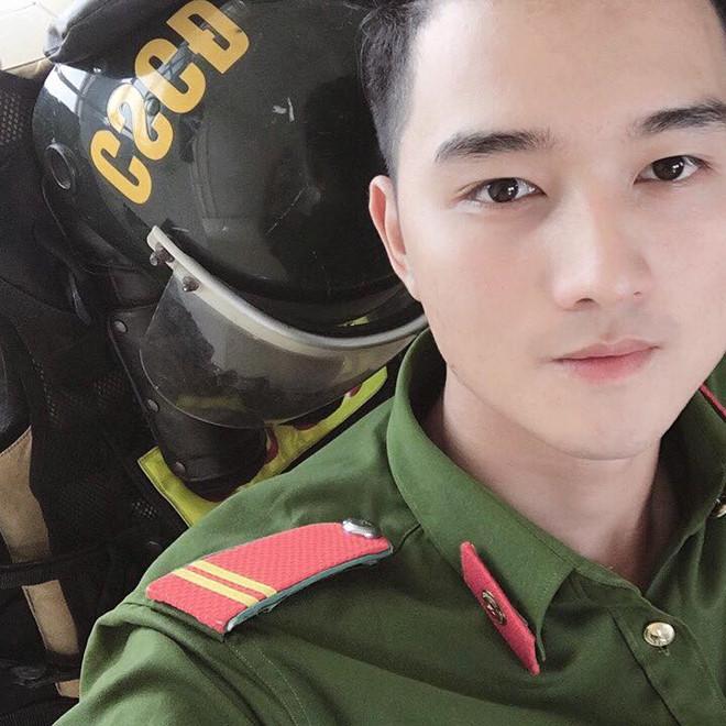Chàng cảnh sát cơ động cao 1,8 m muốn kết nhiều bạn trên mạng xã hội-5