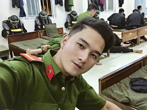 Chàng cảnh sát cơ động cao 1,8 m muốn kết nhiều bạn trên mạng xã hội