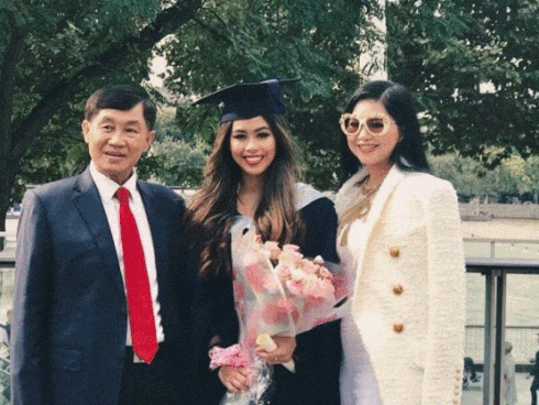 Em chồng Tăng Thanh Hà khiến nhiều người ngưỡng mộ khi được cả gia đình sang Anh chúc mừng nhân ngày tốt nghiệp
