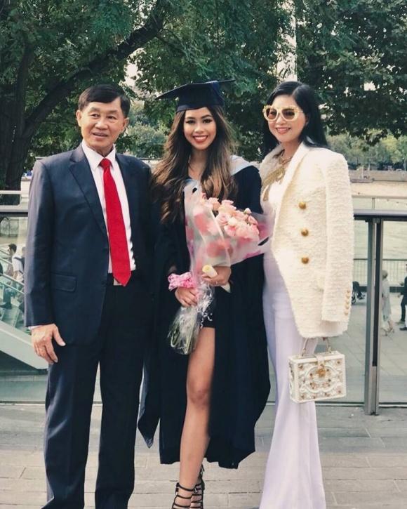 Em chồng Tăng Thanh Hà khiến nhiều người ngưỡng mộ khi được cả gia đình sang Anh chúc mừng nhân ngày tốt nghiệp-2