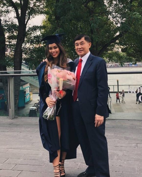 Em chồng Tăng Thanh Hà khiến nhiều người ngưỡng mộ khi được cả gia đình sang Anh chúc mừng nhân ngày tốt nghiệp-4
