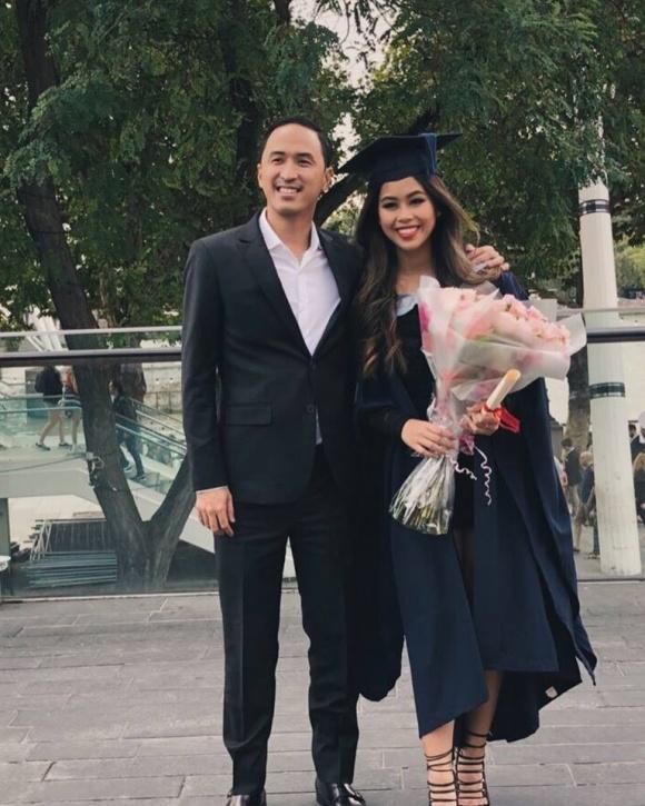 Em chồng Tăng Thanh Hà khiến nhiều người ngưỡng mộ khi được cả gia đình sang Anh chúc mừng nhân ngày tốt nghiệp-6