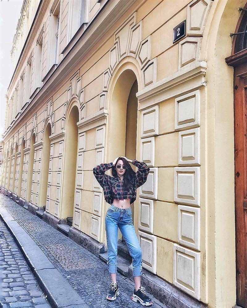 Minh Hằng khoe đường cong gợi cảm với bikini-2