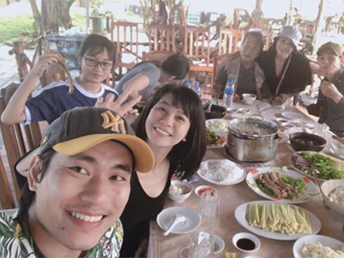 Mặc kệ tin đồn An Nguy - Kiều Minh Tuấn cặp kè, Cát Phượng tung ảnh cùng 'phi công' về quê vui như tết