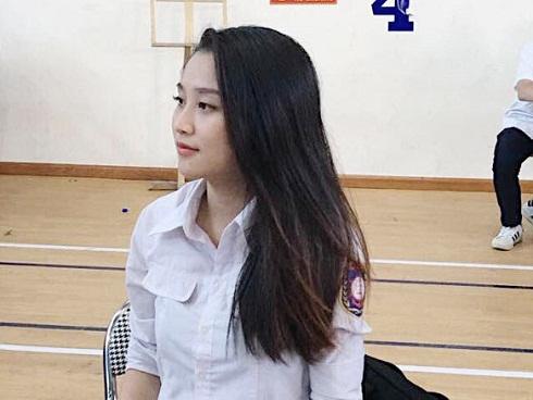 Vô tình ngồi 'bàn phát người yêu' cô gái gây xôn xao vì quá xinh đẹp