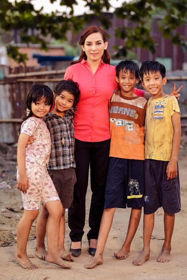 Vpop tháng 9: Thu Minh giàn giụa nước mắt, Phi Nhung hát về nạn bỏ con, Miu Lê làm MV như phim kinh dị-3