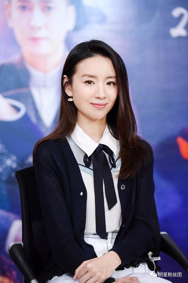 Từ thảm đỏ đến sân bay, Đổng Khiết Chúc Anh Đài đi đến đâu là vô đối đến đó-13