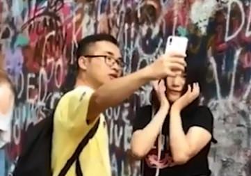 Cô gái gây cười khi dùng bạn trai làm công cụ chụp ảnh-1