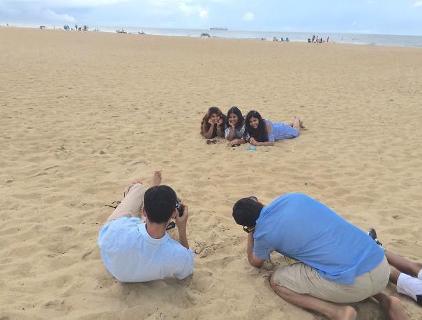 Cô gái gây cười khi dùng bạn trai làm công cụ chụp ảnh-3