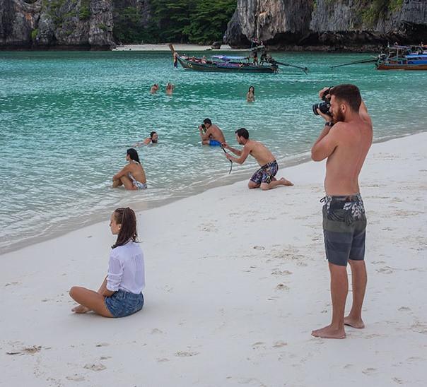 Cô gái gây cười khi dùng bạn trai làm công cụ chụp ảnh-4