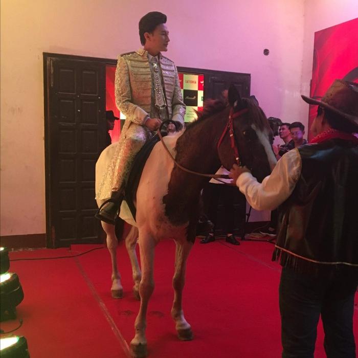 Hóa hoàng tử cưỡi ngựa lên thảm đỏ, giám khảo drama nhất Siêu mẫu Việt Nam làm lố bị dân mạng ném đá-1