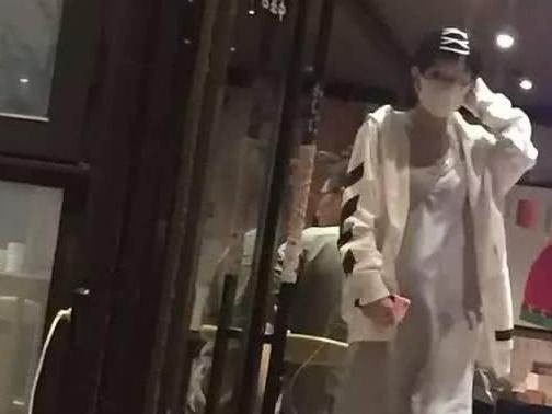 Trong khi Triệu Lệ Dĩnh một mực phủ nhận mang thai, vòng 2 của mỹ nhân vẫn đang ngày càng to bất thường