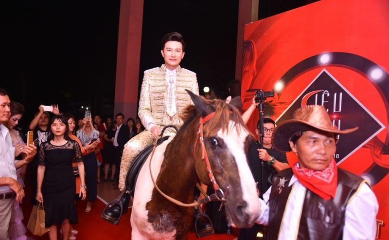 Hóa hoàng tử cưỡi ngựa lên thảm đỏ, giám khảo drama nhất Siêu mẫu Việt Nam làm lố bị dân mạng ném đá-2