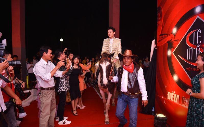 Hóa hoàng tử cưỡi ngựa lên thảm đỏ, giám khảo drama nhất Siêu mẫu Việt Nam làm lố bị dân mạng ném đá-3