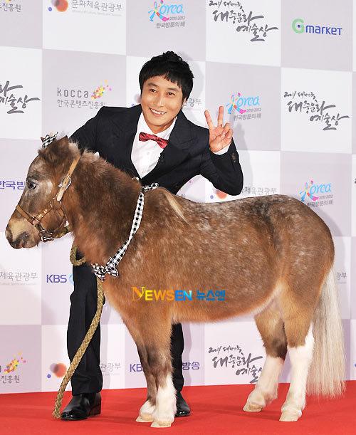 Ôm thú cưng lên thảm đỏ - xu hướng mới đánh gục sao Việt bất chấp chó hôi, ngựa hý-10