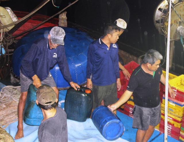 Bình Định: Tàu chìm, 10 ngư dân ôm can nhựa, cây gỗ chờ được cứu-2