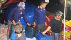 Bình Định: Tàu chìm, 10 ngư dân ôm can nhựa, cây gỗ chờ được cứu