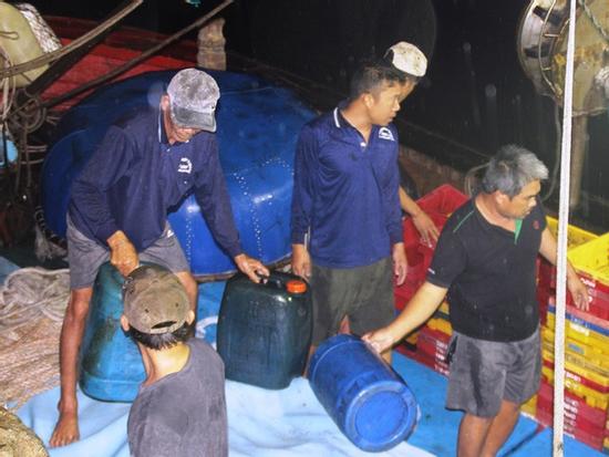 Bình Định: Tàu chìm, 10 ngư dân ôm can nhựa, cây gỗ chờ được cứu