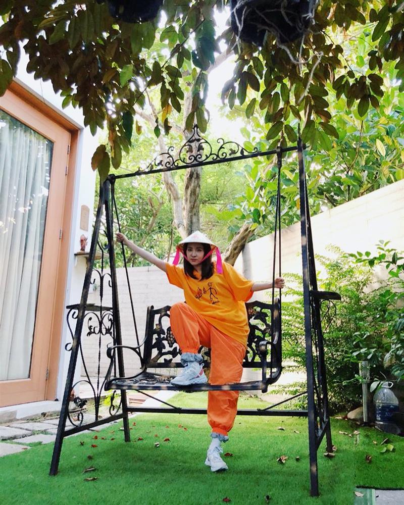 STREET STYLE sao Hàn: Dara bất ngờ đội nón lá check in Việt Nam - Jessica khoe body cực nuột với bikini-1