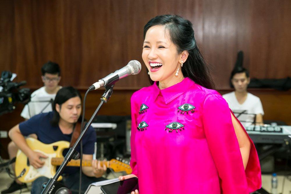 Trước khi nhan sắc bị chê suýt không thể nhận ra, Hồng Nhung chính là ngôi sao được mệnh danh người đàn bà không tuổi-13