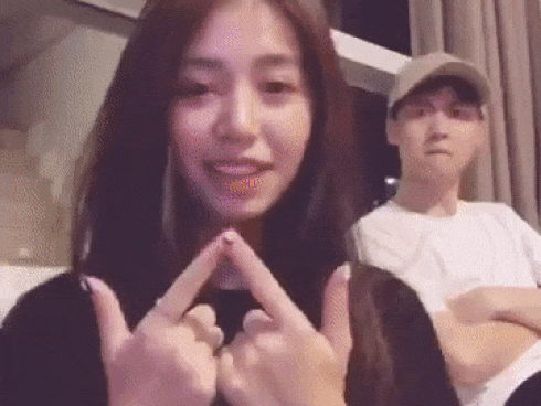 Rảnh như hotgirl Mẫn Tiên: Rủ rê bạn trai chơi trò múa ngón tay hại fans 'rối mắt bung não'