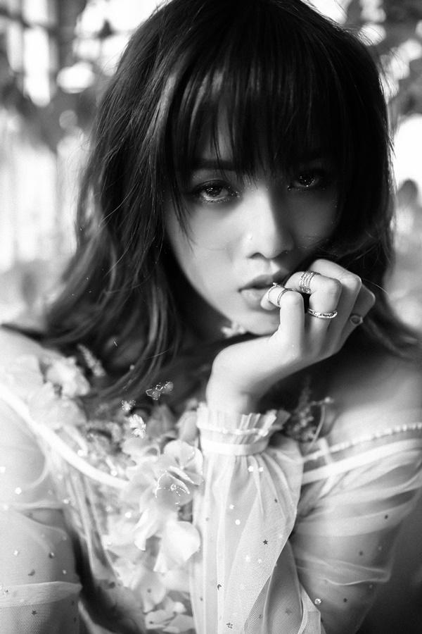 Tung bộ ảnh mừng tuổi mới, fan bấn loạn vì đây là Thiều Bảo Trâm hay là HyunA-1