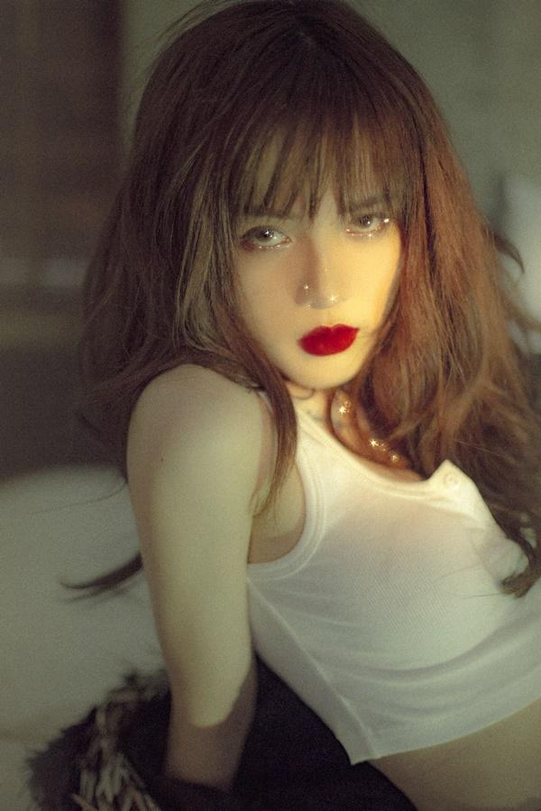 Tung bộ ảnh mừng tuổi mới, fan bấn loạn vì đây là Thiều Bảo Trâm hay là HyunA-3