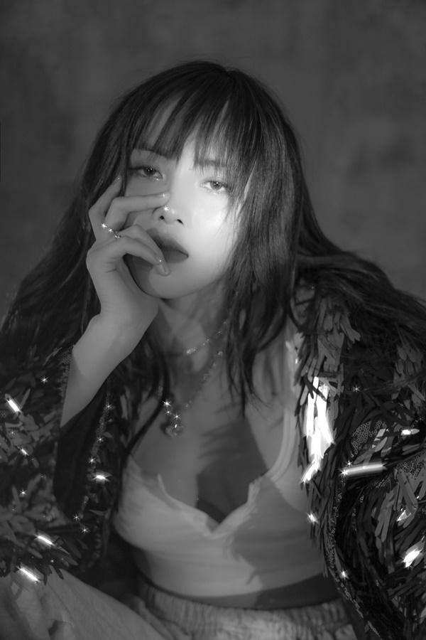 Tung bộ ảnh mừng tuổi mới, fan bấn loạn vì đây là Thiều Bảo Trâm hay là HyunA-4