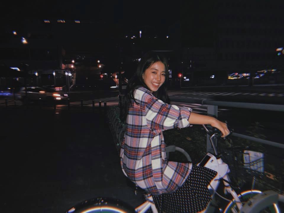 Chán đi cướp hit, Minh Châu đã mặn hơn khi chuyển sang làm clip ghi lại phản ứng cực hài của mình với phim Việt-9