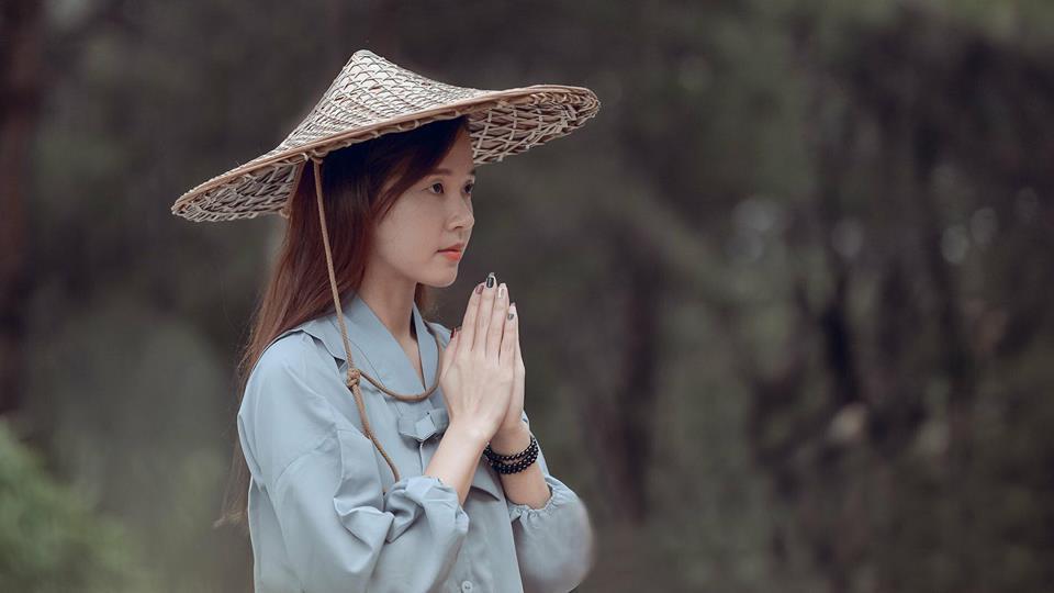 Chán đi cướp hit, Minh Châu đã mặn hơn khi chuyển sang làm clip ghi lại phản ứng cực hài của mình với phim Việt-4